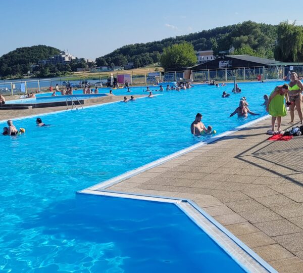 Tropické horúčavy a nadštandardne teplá voda lákajú k vode